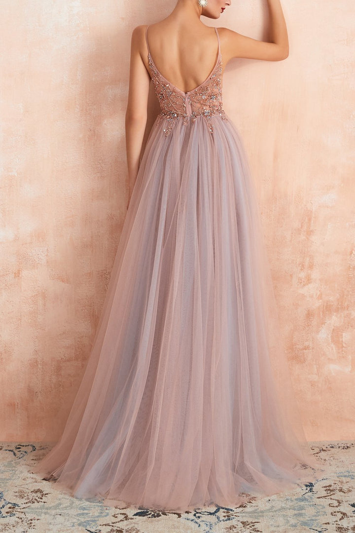 Stilfull aftonklänning i tyll med V-ringning och slits - Elena