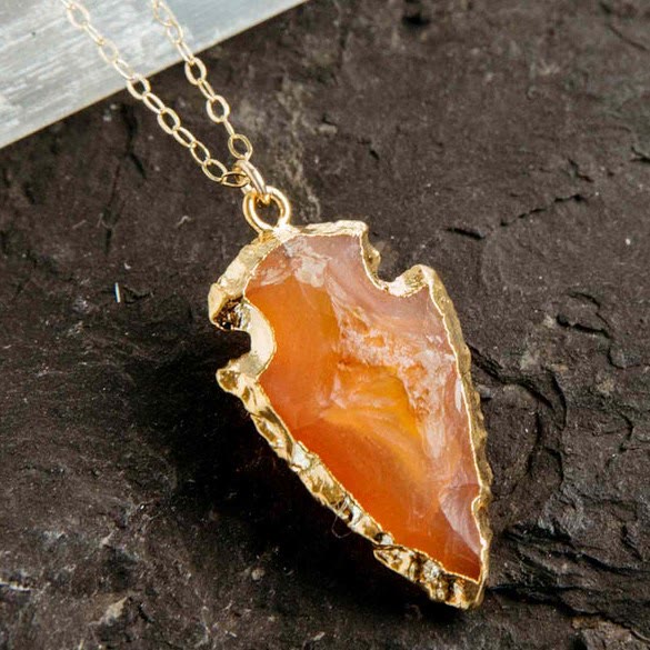 Halsband med pilspets i naturlig karneolkristall - Aeliana