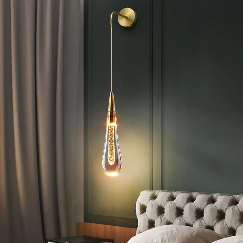 Vägglampa i droppform med varm glans - Solena