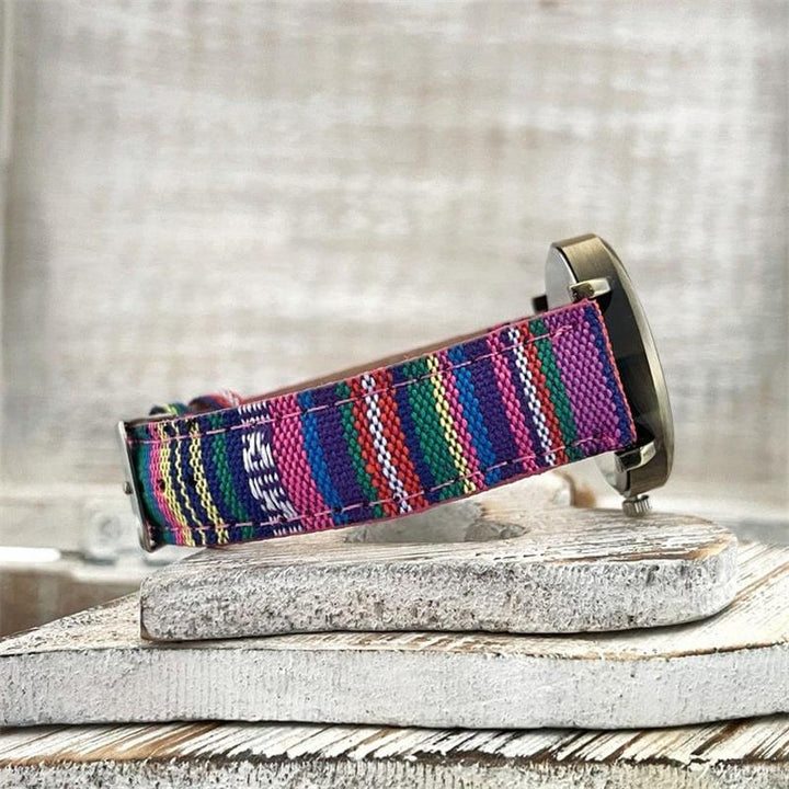Klocka med flerfärgat regnbågsmönster och flätat armband – Elyvra