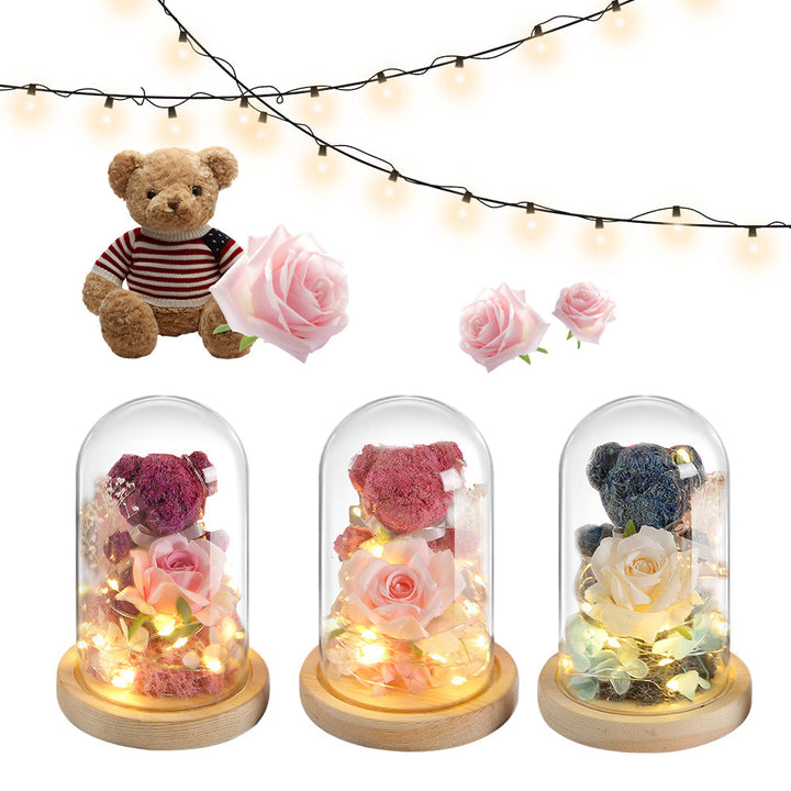 Nalle med evig ros under glaskupa med varmt LED-ljus