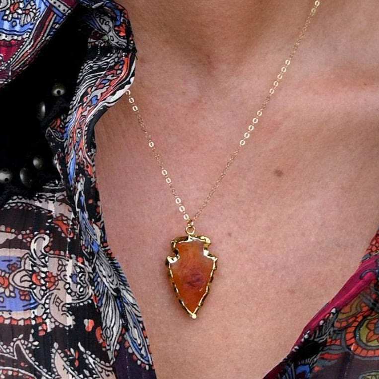 Halsband med pilspets i naturlig karneolkristall - Aeliana