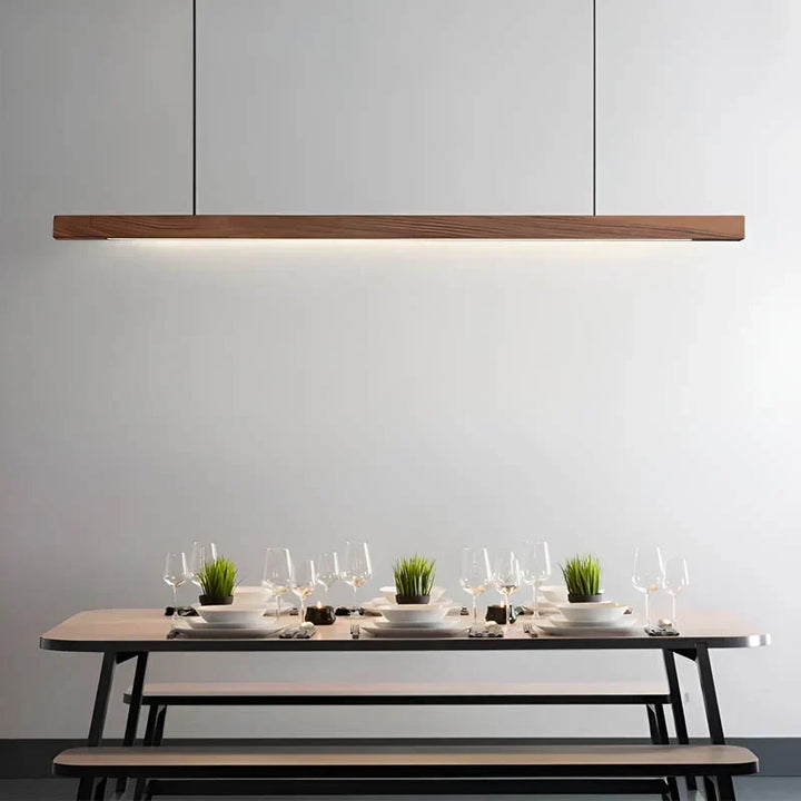LED-taklampa i trä med smal balk – Linjär design