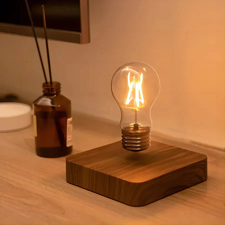 Svävande glödlampa med valnötsfärgad träbas - LevitaLux