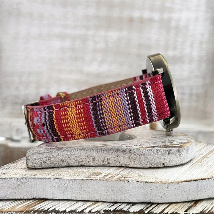 Klocka med flerfärgat regnbågsmönster och flätat armband – Elyvra