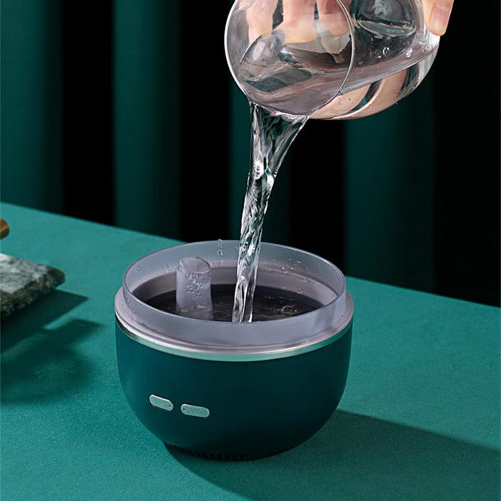 Liten aromdiffuser med färgskiftande ljus och tät kall dimma