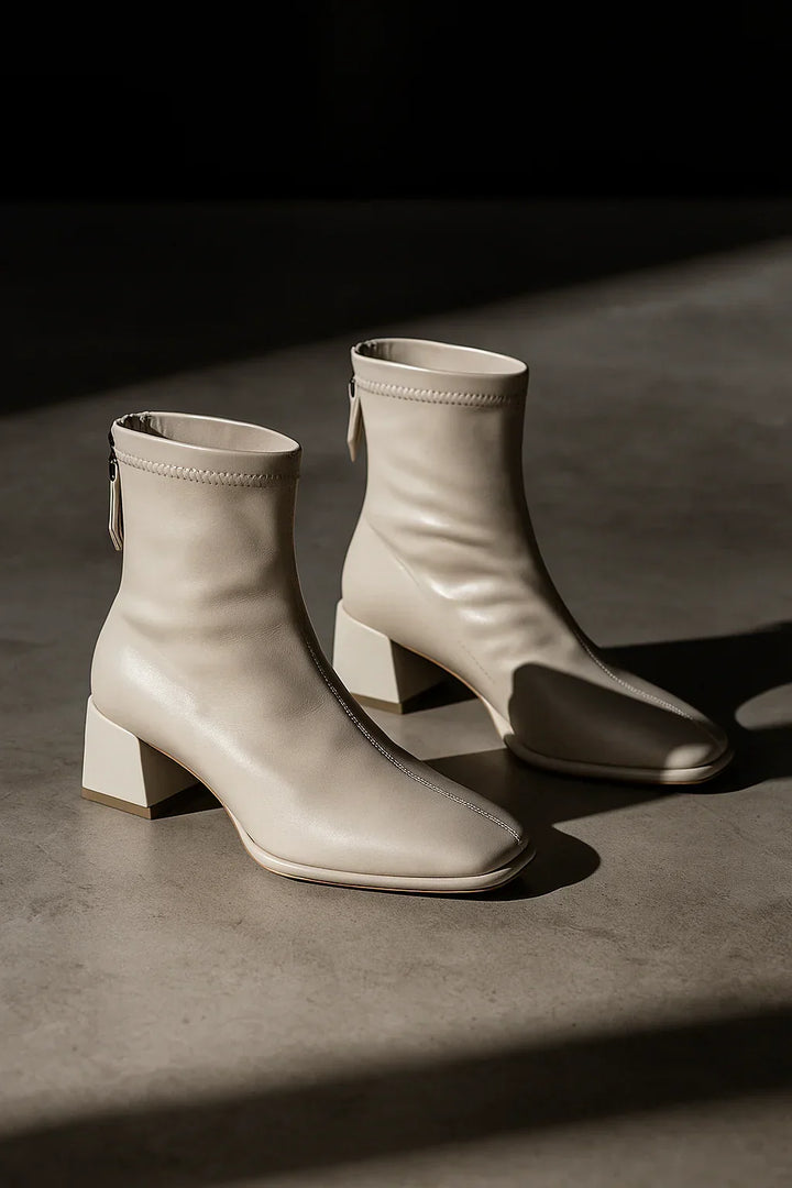 Ankelboots dam i läder med blockklack och fyrkantig tå