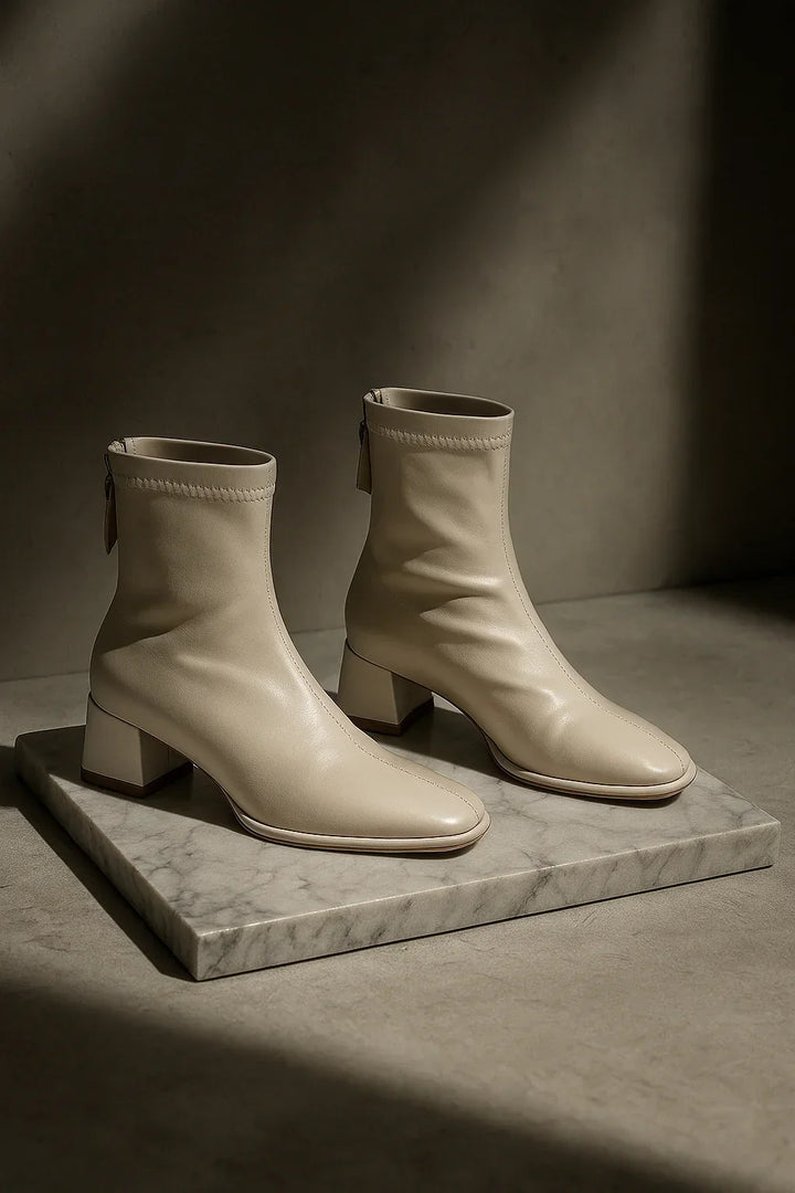 Ankelboots dam i läder med blockklack och fyrkantig tå