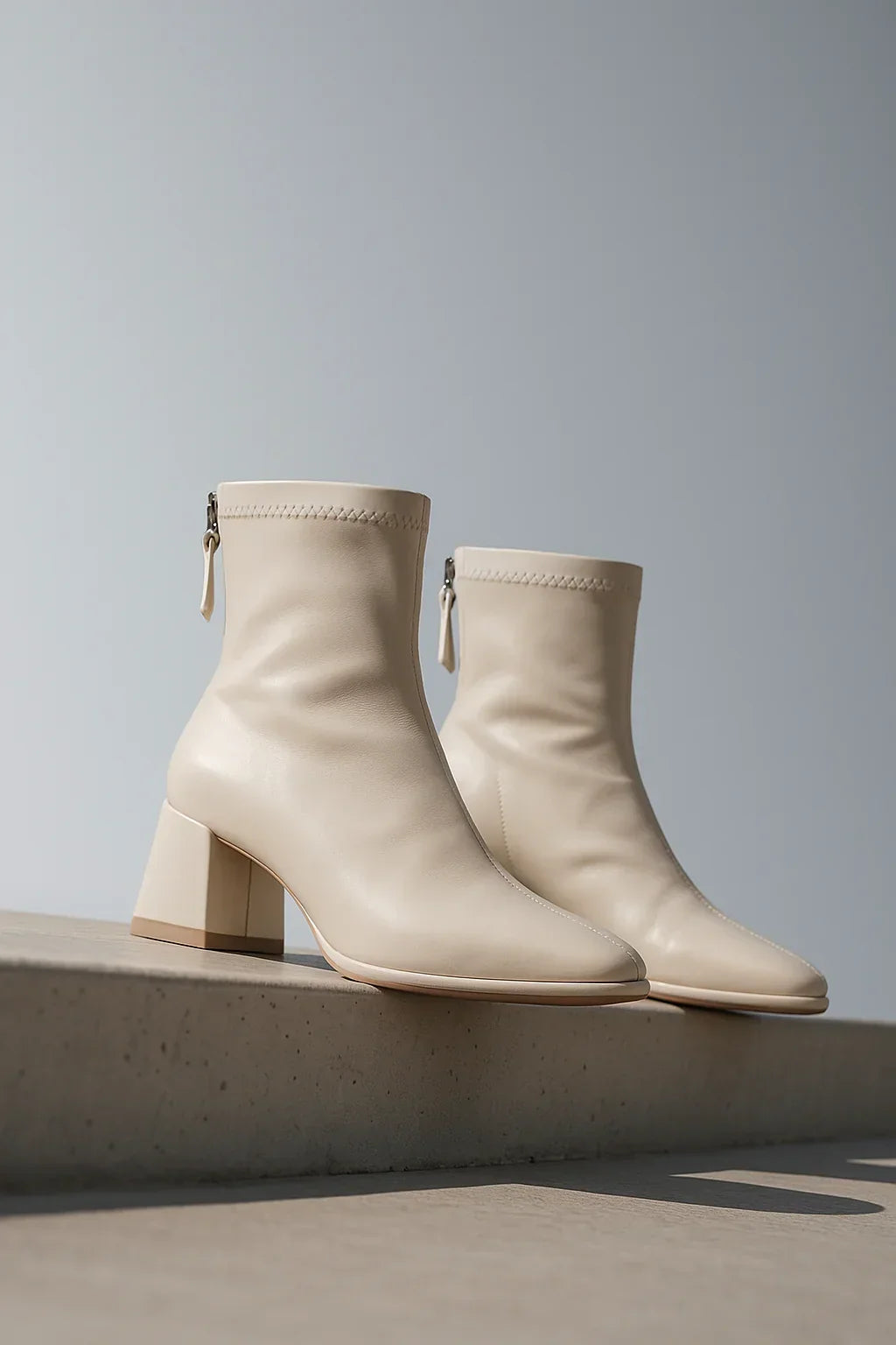 Ankelboots dam i läder med blockklack och fyrkantig tå