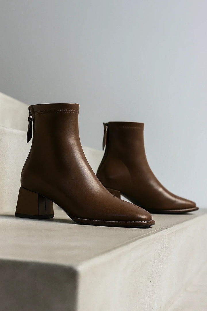 Ankelboots dam i läder med blockklack och fyrkantig tå