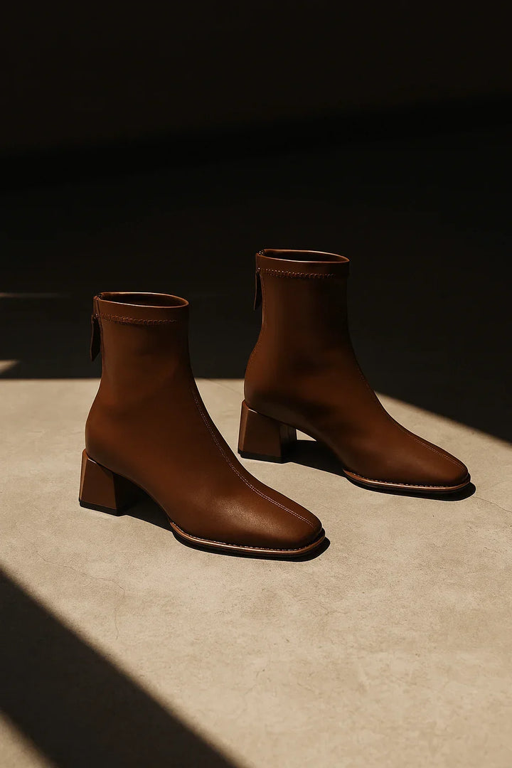 Ankelboots dam i läder med blockklack och fyrkantig tå