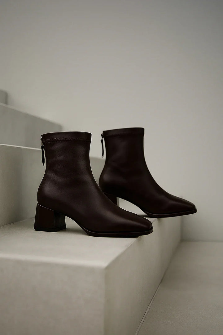Ankelboots dam i läder med blockklack och fyrkantig tå