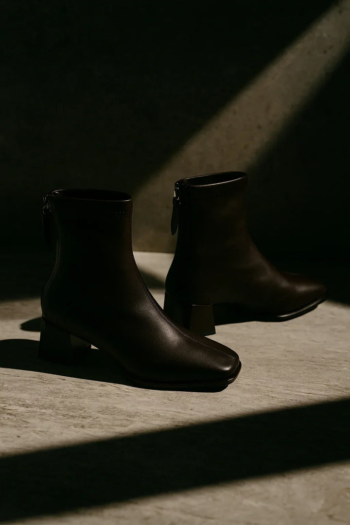 Ankelboots dam i läder med blockklack och fyrkantig tå