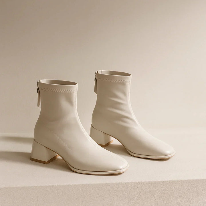 Ankelboots dam i läder med blockklack och fyrkantig tå