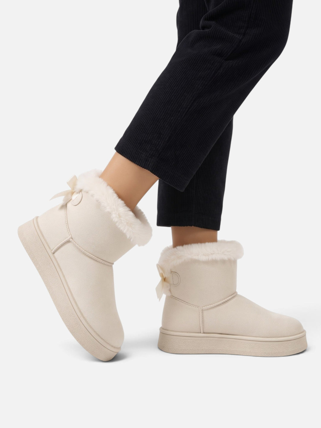 Fodrade boots i mockaimitation med rosett för dam
