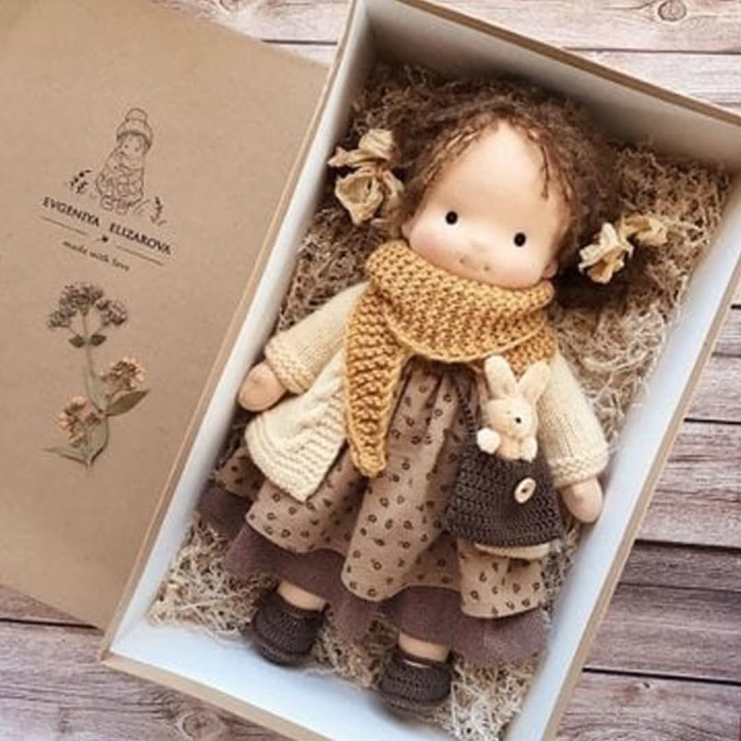 Handgjord waldorfdocka av naturmaterial – 30 cm stor